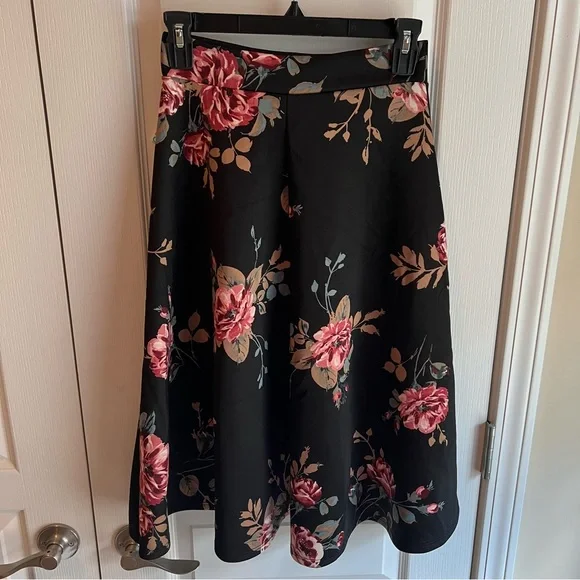 NWT Silhouette NYC Floral A-Line Circle Skirt Size Small‎ - Picture 2 of 5
